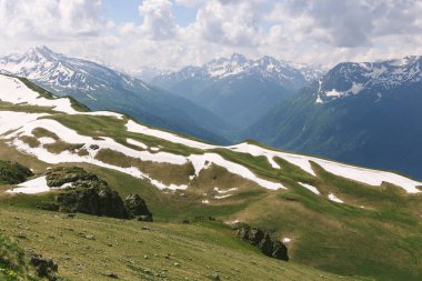 Dağların panoramik cennet manzarası