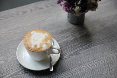 Masa başı manzaralı bir fincan latte. 