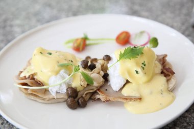 Benedict yumurtası. Kapatın.