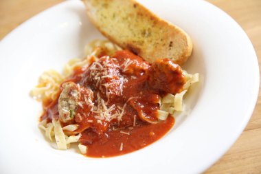 Arka planda spagetti bolonez, yakın plan.