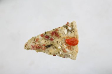 Kızarmış domates panini beyaza izole edilmiş.  