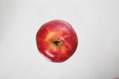 Beyaz arka planda izole elma