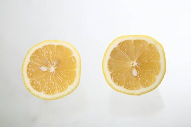 Beyaz arka planda izole limon