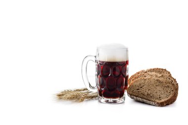 Geleneksel kvass bira bardağı ve çavdar ekmeği.