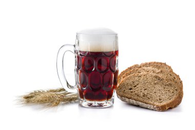 Geleneksel kvass bira bardağı ve çavdar ekmeği.