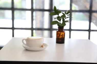 Kahve fincanı masada.