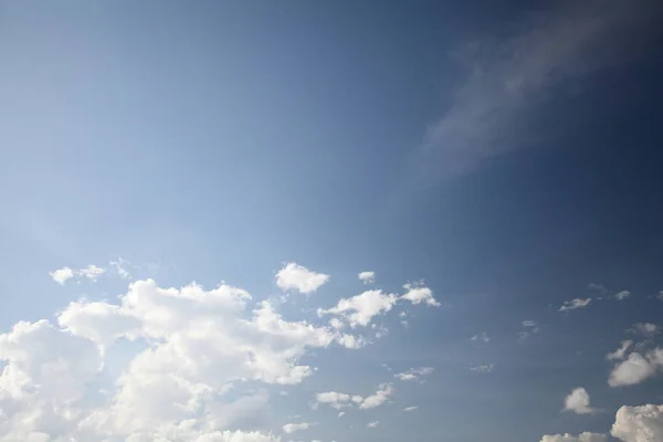 Blick Auf Schönen Blauen Bewölkten Himmel Hintergrund — Stockfoto
