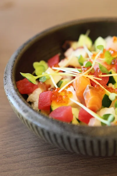 ご飯にサーモン鮪タコ寿司ドン — ストック写真