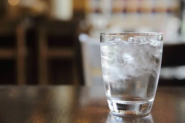 レストランでの水のガラス — ストック写真