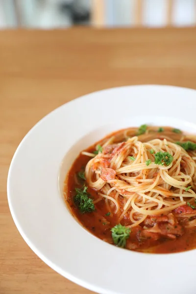 Espaguetis Boloñesa Con Carne Picada Salsa Tomate Adornada —  Fotos de Stock