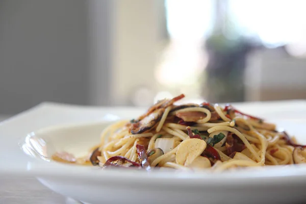 乾燥唐辛子とベーコンのスパゲッティ — ストック写真