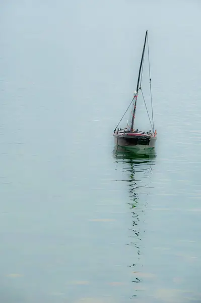 Деревянная Лодка Мягком Море — стоковое фото