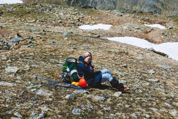 Νεαρή Κοπέλα Τουρίστρια Ορειβάτης Ειδικά Ρούχα — Φωτογραφία Αρχείου