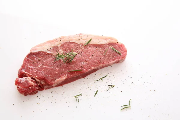 Verse Rauwe Biefstuk Met Peper Rozemarijn Geïsoleerd Wit — Stockfoto