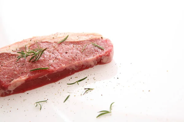 후추와 로즈마리 화이트에 격리와 신선한 쇠고기 스테이크 — 스톡 사진