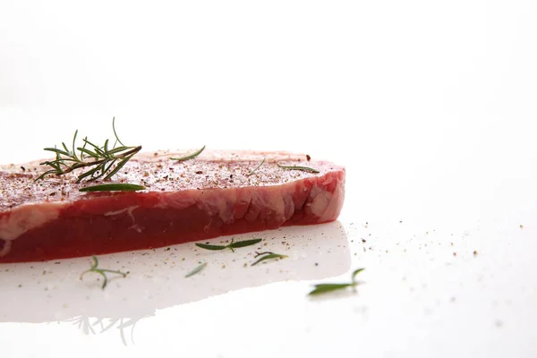 Čerstvé Syrové Hovězí Steak Pepřem Rozmarýnem Samostatný Bílém — Stock fotografie