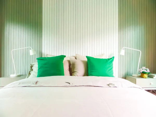 Dormitorio Interior Estilo Moderno Dos Almohadas Color Verde Oscuro — Foto de Stock