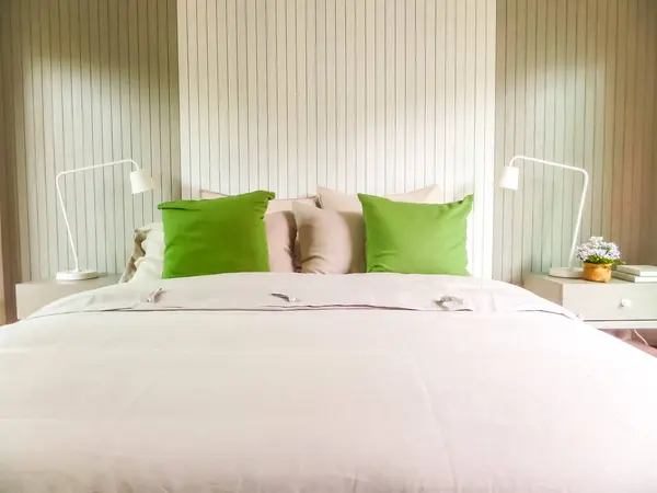 Quarto Estilo Moderno Interior Dois Travesseiros Verdes — Fotografia de Stock