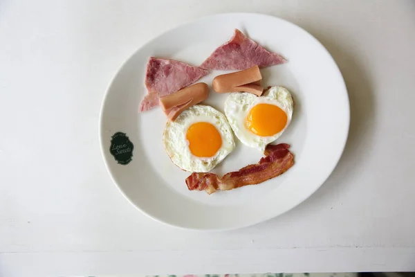 早餐培根 煎的鸡蛋和橙汁 — 图库照片