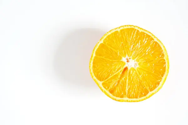 白い背景にオレンジをスライスし — ストック写真