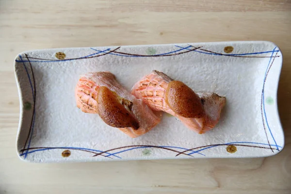 海鮮ソースの鮭寿司を上から焼きます おいしい日本の魚介類のコンセプト — ストック写真