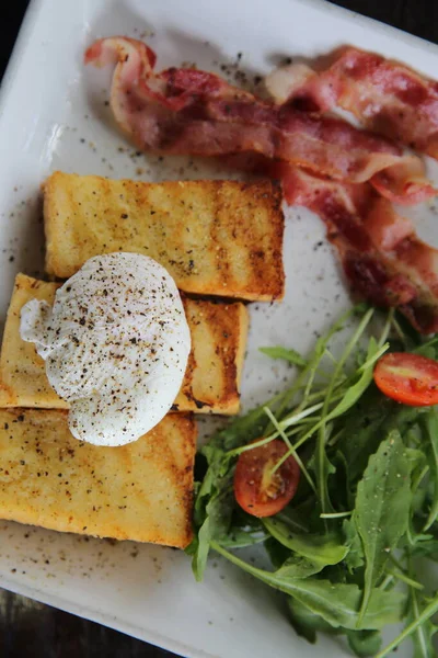 Yumurta Benedict Ahşap Zemin Üzerine Pastırma Ile Kahvaltı — Stok fotoğraf