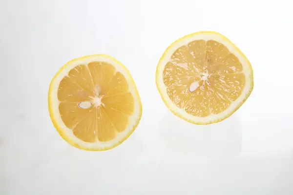 白い背景で隔離のレモン — ストック写真