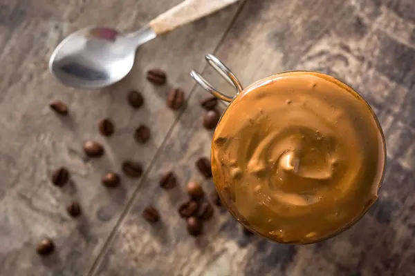 Creamy Iced Dalgona Coffee — Zdjęcie stockowe
