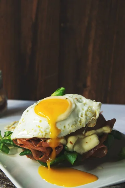 Сніданок Сендвіч Крик Мадам Смаженим Яйцем Шинкою — стокове фото