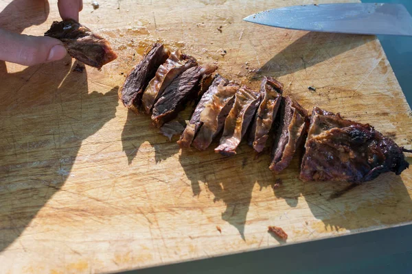 Ψητό Κρέας Κομμένο Φέτες Ξύλινη Σανίδα — Φωτογραφία Αρχείου