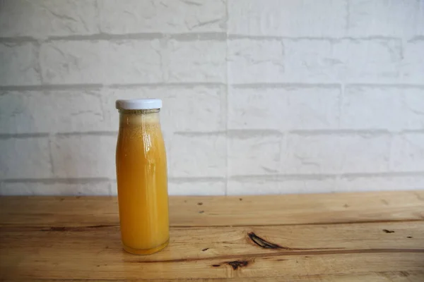 Succo Frutta Mix Arancione Bottiglia Sul Tavolo Legno — Foto Stock