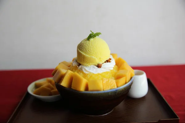 新鲜芒果刨冰甜点 — 图库照片