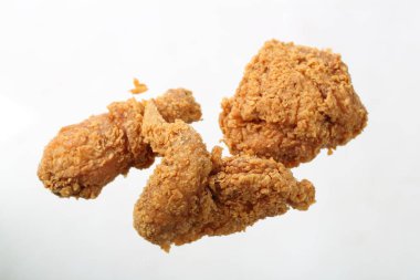 Ekmekli tavuk, beyaza yakın izole edilmiş 