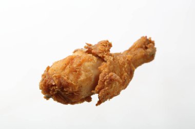 ekilmiş tavuk kanatları beyazda izole bir şekilde kapanıyor 