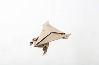 beyaz zemin üzerine kağıt uçak