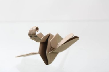 Kartondan yapılmış origami kuşu