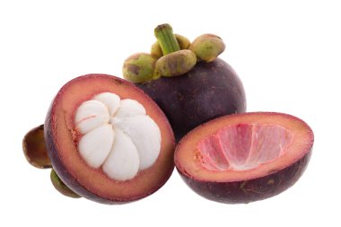 Beyaz arka planda izole edilmiş olgun mangosteen meyvesi. 