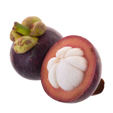 Beyaz arka planda izole edilmiş olgun mangosteen meyvesi. 