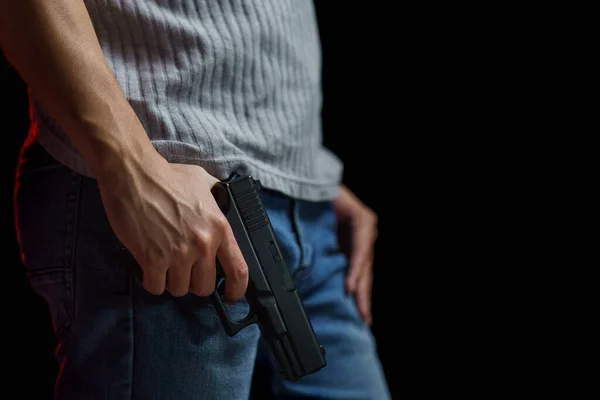 Man Som Håller Pistol Sida Honom Svart Bakgrund — Stockfoto