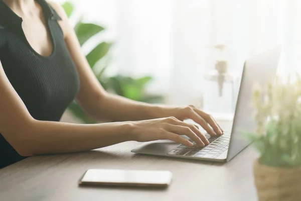 妇女使用笔记本电脑进行在线交流 上网浏览和上网 — 图库照片