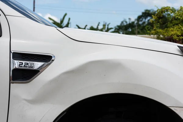 White Scratched Car Damaged Paint Crash Accident Den — 图库照片