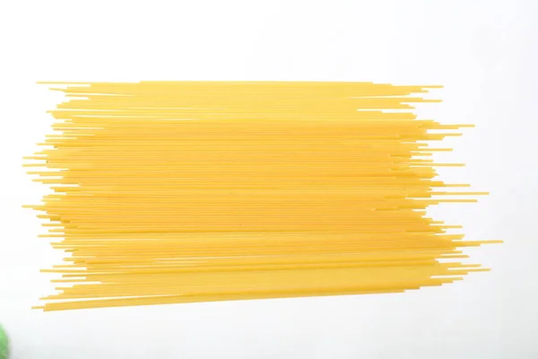 白い背景で分離された生スパゲティ麺 — ストック写真