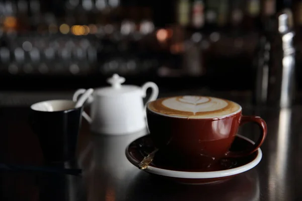Cappuccino Kahve Koyu Arka Plan Üzerinde — Stok fotoğraf