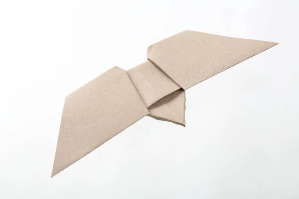 Origami Kuş Kağıdı Beyazda Izole Edilmiş Geri Dönüşüm Kağıdıyla Yapılır — Stok fotoğraf