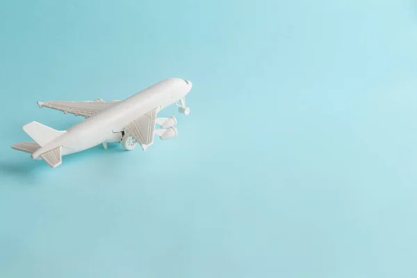 Plastik Oyuncak Uçak Mavi Bir Arkaplanda — Stok fotoğraf