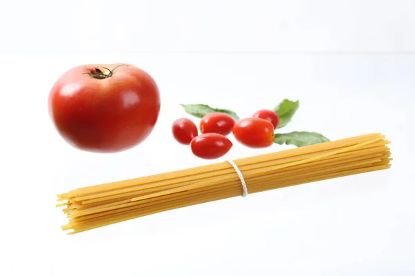 Spaghetti Crudi Con Pomodoro Basilico Isolati Bianco — Foto Stock
