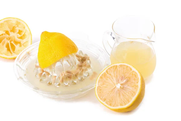 新鮮に絞ったレモンジュースのガラスボウル レモンスクイザー — ストック写真