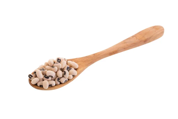 白い背景に隔離された木製のスプーンで黒い目のエンドウ豆 — ストック写真