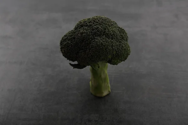 Sebze Brokoli Koyu Kaya Arka Plan Üzerinde Izole — Stok fotoğraf