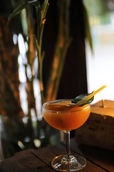Orange Und Thailändische Kräuter Cocktail Auf Holz Hintergrund — Stockfoto